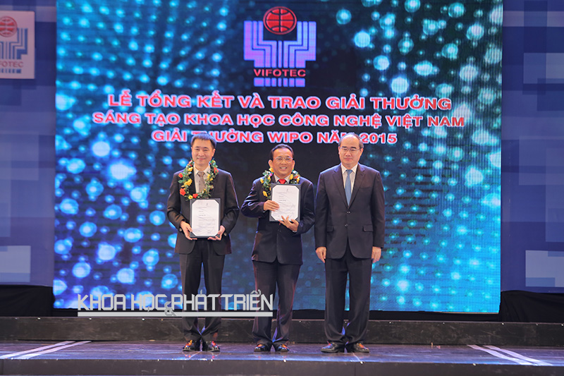 Ông Trần Văn Trà (trái) nhận giải nhất giải thưởng Vifotec 2015. Ảnh: Lê Loan