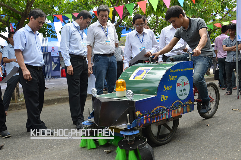 Mô hình xe quét rác tự động của sinh viên khoa Cơ khí trường ĐH Bách khoa -   ĐH Đà Nẵng tại triển lãm Sản phẩm công nghệ KDN Techshow 2016. Ảnh: Tấn Tiến