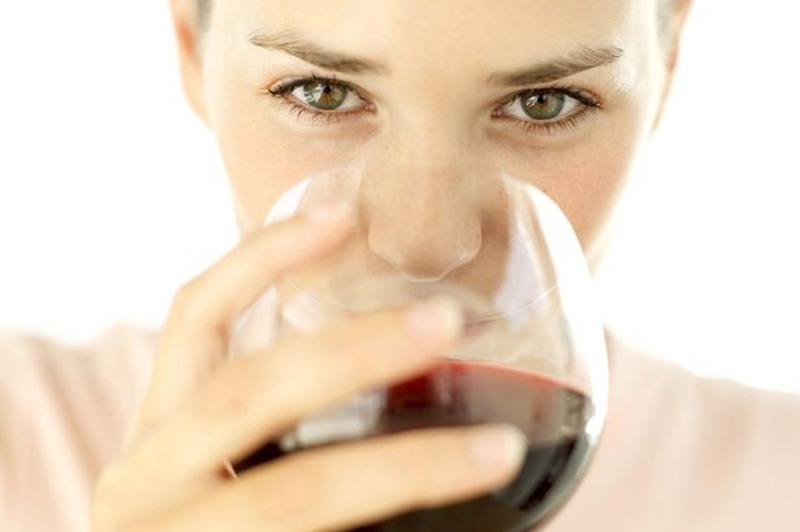 Rượu vang cũng có thể làm gia tăng nguy cơ mắc các bệnh ung thư.
