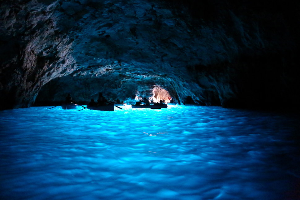 Hang Blue Grotto ở Capri, Italy. Ảnh: Thrillist.com