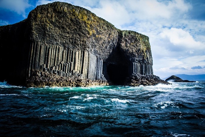 Hang động biển Fingal, nằm trên hòn đảo Staffa, Scotland. Ảnh: Derek Page