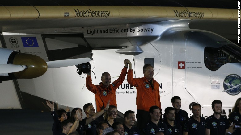 Solar Impulse 2 đã đáp xuống sân bay Abu Dhabi, Ả Rập Xê-út, hoàn thành hành trình dài 25.000 dặm vòng quanh thế giới.