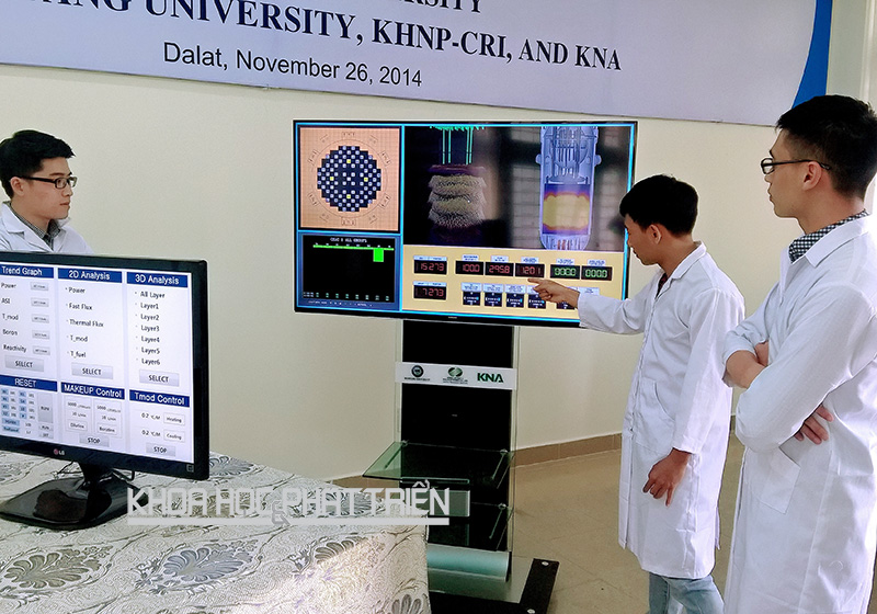 Sinh viên Đại học Đà Lạt thực hành với hệ thống mô phỏng lò phản ứng hạt nhân OPR 1000 Core Simulator. Ảnh: Trung Nguyên