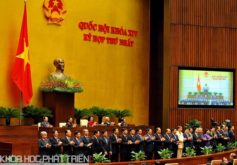 Sau khi công bố kết quả bỏ phiếu, các thành viên Chính phủ mới ra mắt Quốc hội và nhân dân cả nước.