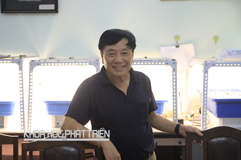 GS-TS Nguyễn Quang Thạch tại phòng làm việc. Ảnh: Ngọc Vũ