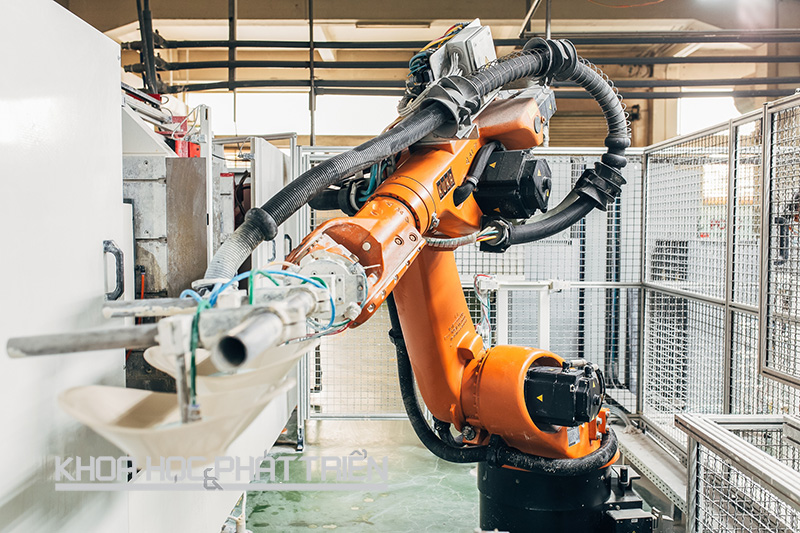 Công ty TNHH Minh Long I là một trong những doanh nghiệp có mức đầu tư đổi mới công nghệ cao. Trong ảnh là robot tạo dáng sản phẩm được nhập khẩu với giá tối thiểu 40.000 euro. Ảnh: Ngọc Hà