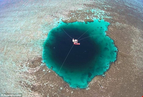 Hố xanh mới được phát hiện ở biển Đông. Nguồn: Daily Mail
