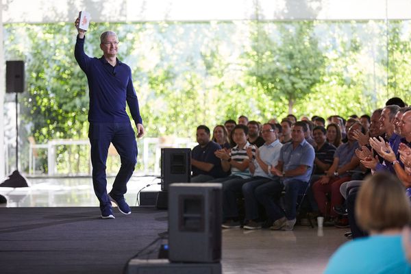 Tim Cook cầm trên tay chiếc iPhone bán ra thứ 1 tỷ