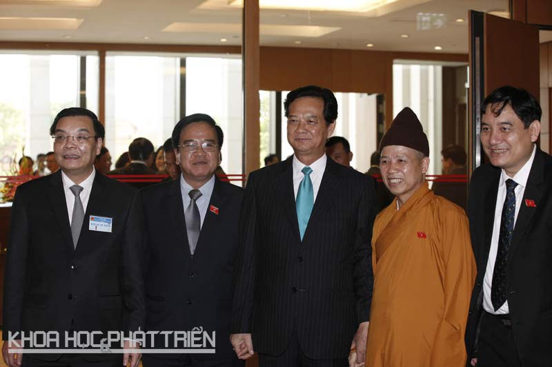 Bộ trưởng Bộ KH&CN Chu Ngọc Anh (ngoài cùng bên trái) chụp ảnh lưu niệm cùng nguyên Thủ tướng Nguyễn Tấn Dũng và các đại biểu Quốc hội trong chiều 29/7. Ảnh: Hồ Như.