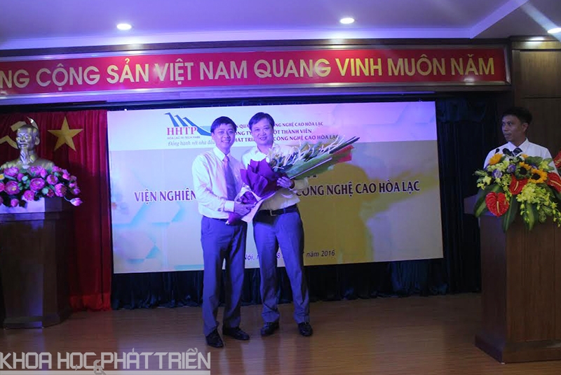 . Ông Lê Ngọc Anh PGĐ Sở KH&CN Hà Nội lên tặng hoa và chức mừng Lãnh đạo Viện