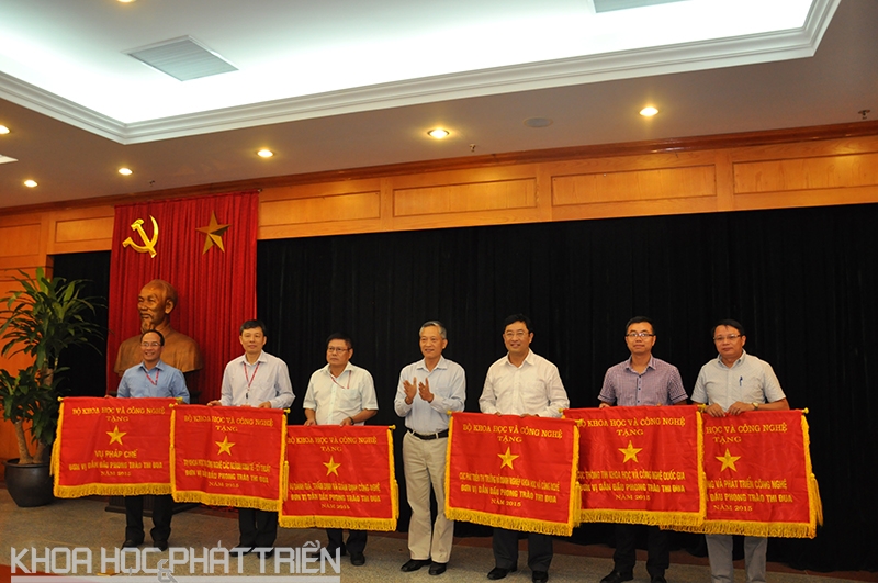 Thứ trưởng Bộ KH&CN Trần Văn Tùng tặng Cờ thi đua của Bộ KH&CN cho các tập thể, cá nhân có thành tích xuất sắc.