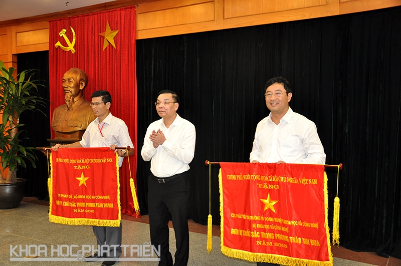Bộ trưởng Bộ KH&CN trao Cờ thi đua của Chính phủ cho 02 đơn vị có thành tích xuất sắc