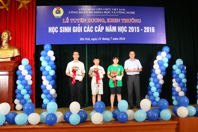 Thứ trưởng Bộ KH&CN Phạm Đại Dương trao phần thưởng cho các cháu đạt giải quốc tế.