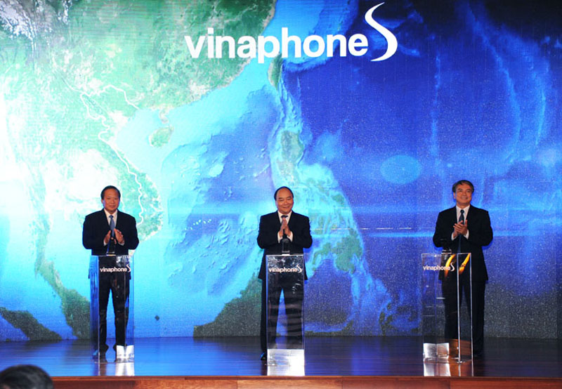 Chính phủ Nguyễn Xuân Phúc đã ấn nút khai trương dịch vụ di động vệ tinh VinaPhone-S sáng 4/8/2016.