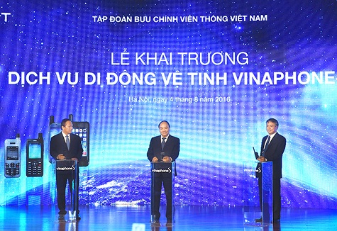 Thủ tướng ấn nút khai trương dịch vụ di động vệ tinh VinaPhone-S. Ảnh: Báo điện tử Chính phủ