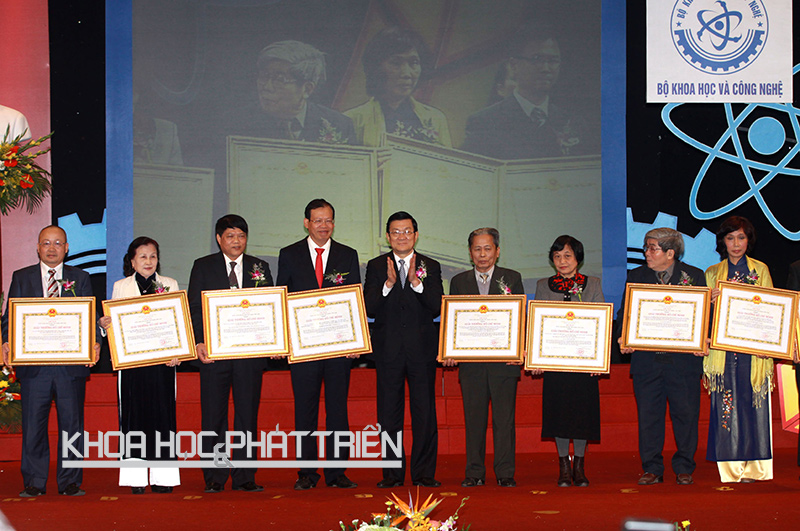 Đại diện tác giả và nhóm tác giả được trao giải thưởng Hồ Chí Minh về KH&CN đợt 4 tổ chức năm 2010. Ảnh: Vũ Hoàng