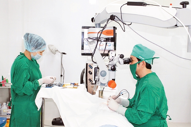 Bệnh viện Mắt Tây Nguyên (TP Buôn Ma Thuột, Đác Lắc) ứng dụng khoa học công nghệ tiên tiến trong khám và điều trị bệnh. Trong ảnh: Phẫu thuật đục thủy tinh thể cho người bệnh tại Bệnh viện Mắt Tây Nguyên. Ảnh: Kim Oanh