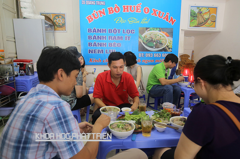 Khách hàng đang ăn trưa tại một quá bún bò Huế trên đường Quang Trung (Hoàn Kiếm, Hà Nội). Ảnh: Lê Hằng