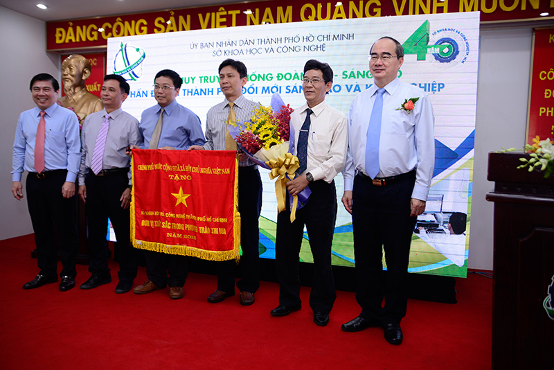 Chủ tịch UBTƯ Mặt trận Tổ quốc trao cờ thi đua của Chính phủ cho Sở KH&CN TPHCM.