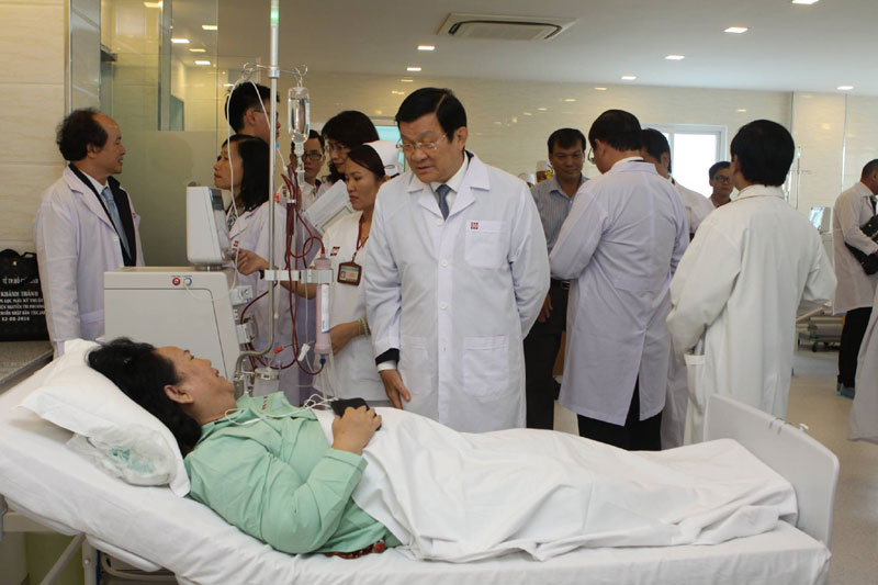 Nguyên Chủ tịch nước Trương Tấn Sang tham quan Trung tâm lọc máu kỹ thuật cao