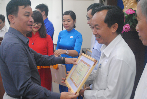 GS.TS Nguyễn Kỳ Phùng, Phó Giám đốc Sở KH&CN TP.HCM trao bằng khen cho các cá nhân có đóng góp lớn cho Vườn ươm. Ảnh: Hà Thế An.