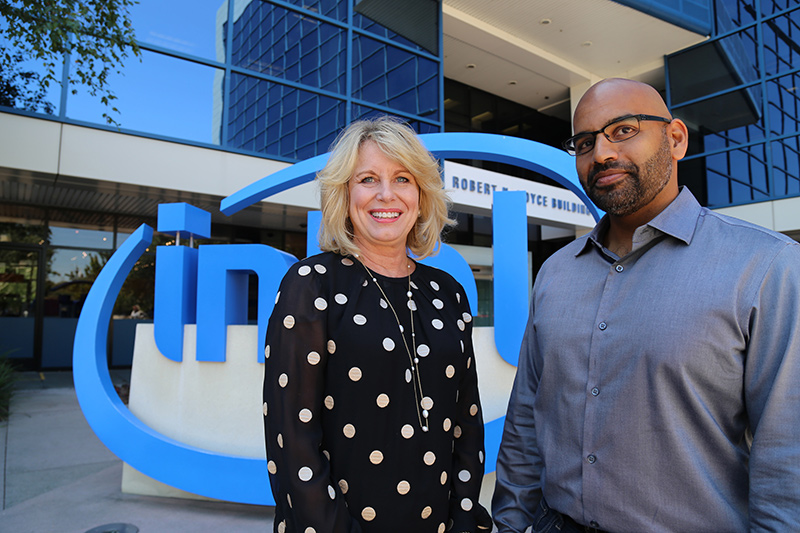 Phó Chủ tịch Intel Diane Bryant (trái) cùng Naveen Rao - Giám đốc điều hành Nervana. Ảnh: Intel