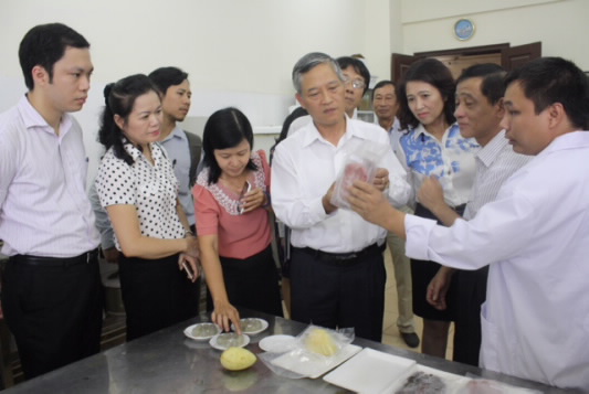 Thứ trưởng Trần Văn Tùng thăm phòng thí nghiệm và khảo sát các sản phẩm được bảo quản bằng công nghệ đông lạnh siêu tốc TOMIN