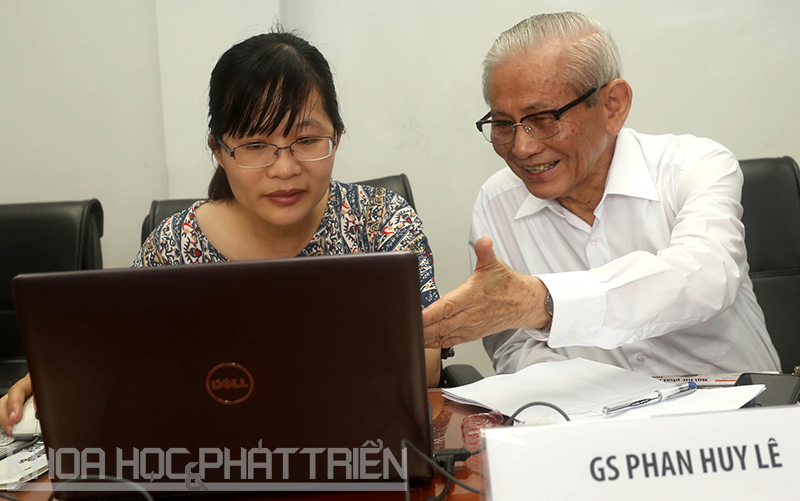 GS Phan Huy Lê chia sẻ với độc giả về sự đóng góp của khoa học xã hội đối với sự phát triển xã hội. Ảnh: Ngũ Hiệp.