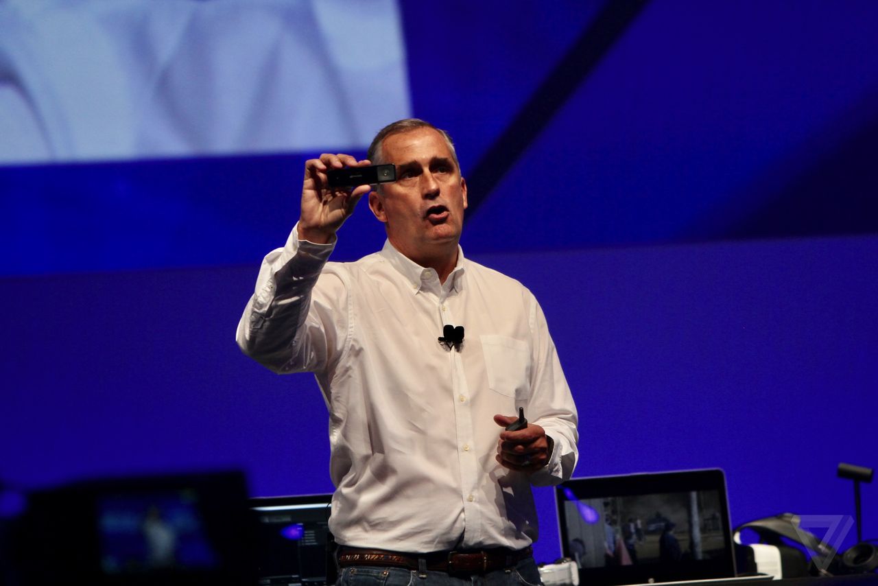 CEO Brian Krzanich đã trình diễn trên sân khấu một con robot được tích hợp chiếc máy tính Euclid