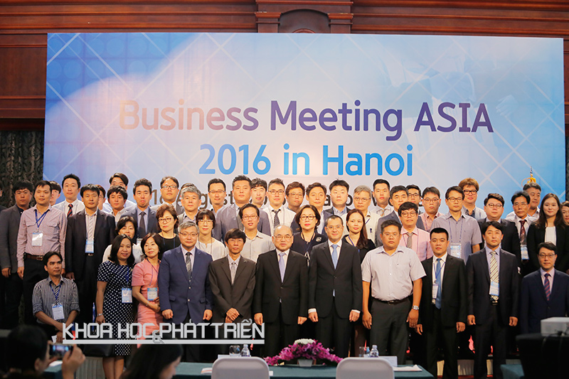 Thứ trưởng Phạm Đại Dương (hàng đầu, thứ 5 từ phải sang) chụp ảnh lưu niệm với các đại biểu và doanh nghiệp dự Hội nghị giao thương châu Á 2016. Ảnh: Hằng Lê