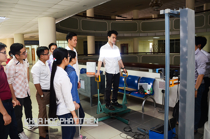 Máy đo quét 3D được trình diễn tại Hội nghị sinh viên nghiên cứu khoa học ĐH Bách khoa 2016. Ảnh: Phượng Hằng