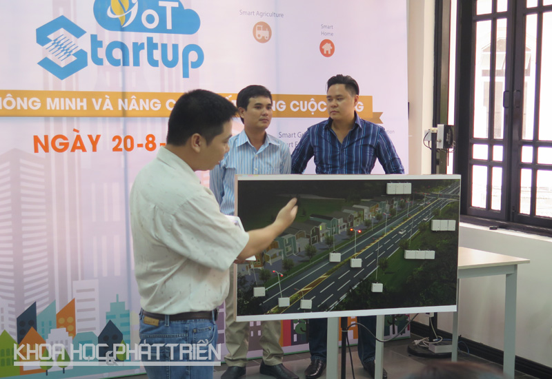 Ông Đỗ Nguyên Thanh Đồng đại diện dự án Hệ thống đèn đường thông minh S3 trình bày về sản phẩm. Ảnh: Ngọc Vũ