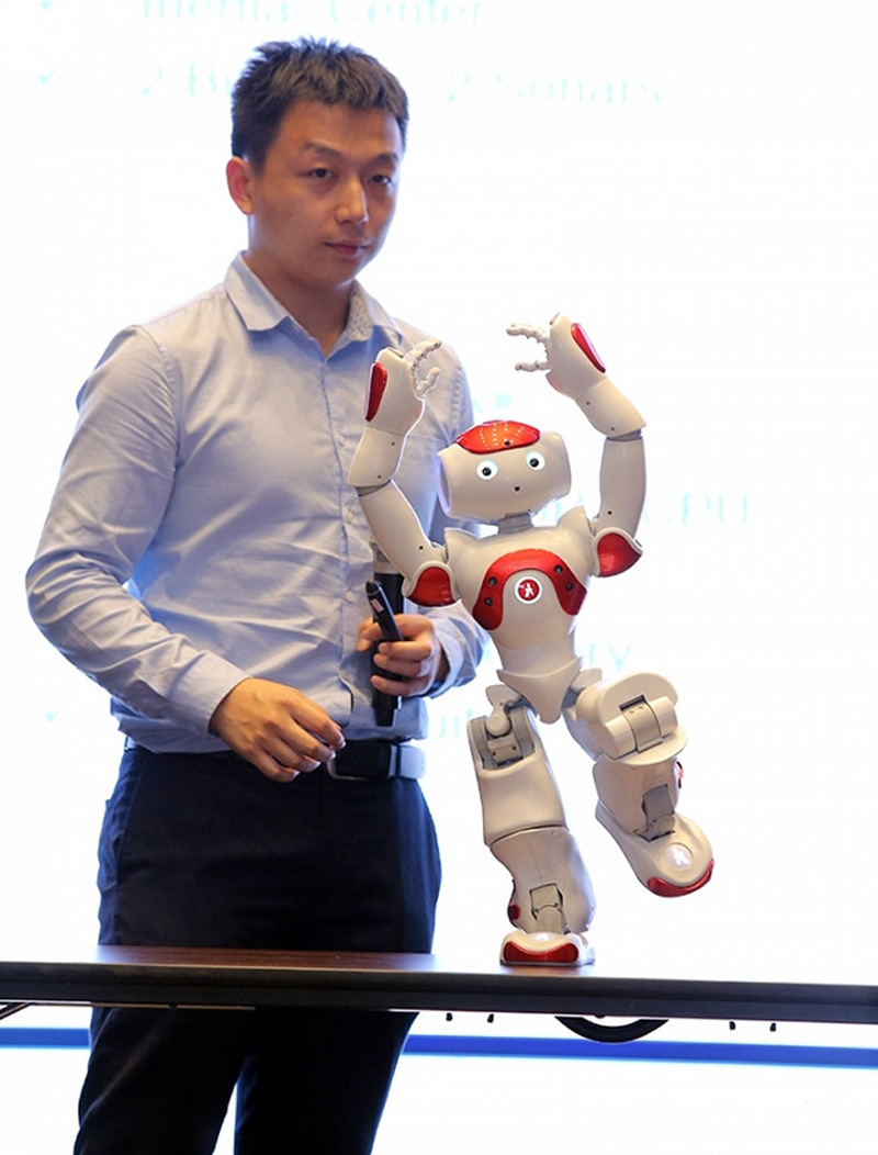 ập đoàn công nghệ thông tin hàng đầu của Nhật Bản SoftBank sắp đưa robot NAO dạy tiếng Anh tại Việt Nam