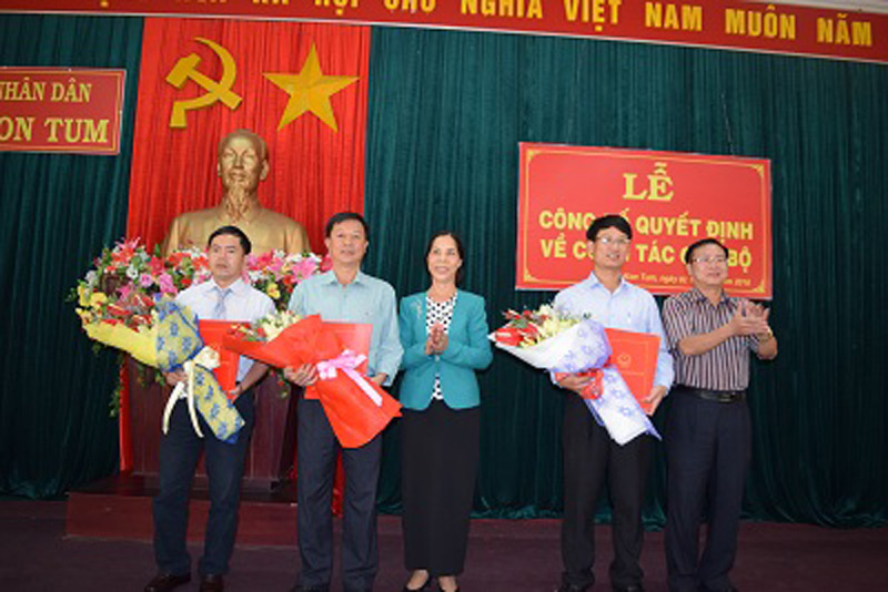 Lãnh đạo tỉnh Kon Tum trao quyết định cho Ban quản lý Khu nông nghiệp ứng dụng công nghệ cao Măng Đen. Ảnh: VGP/Dương Nương
