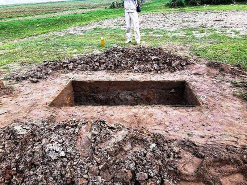 Quá trình này đã phát lộ các mảnh gốm, sành, sứ cổ ở mặt trên các hố khai quật.