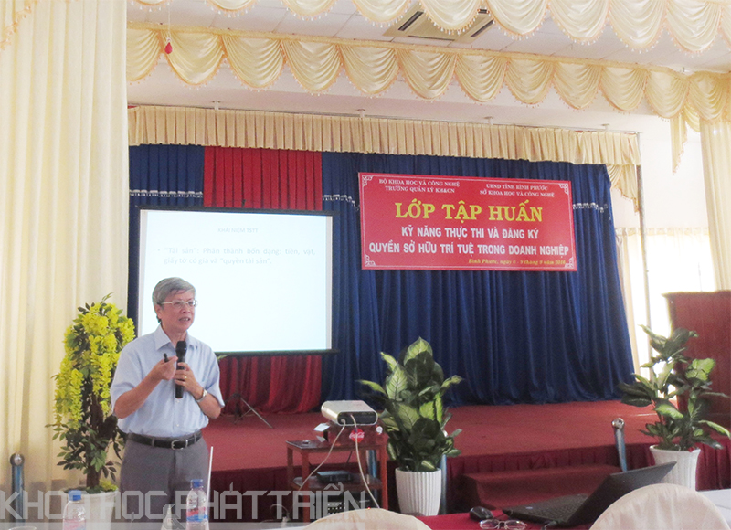 Ông Lê Văn Kiều - nguyên Nguyên Chánh thanh tra Bộ KH&CN, chuyên gia cao cấp về thực thi quyền sở hữu trí tuệ trình bày tại Lớp tập huấn