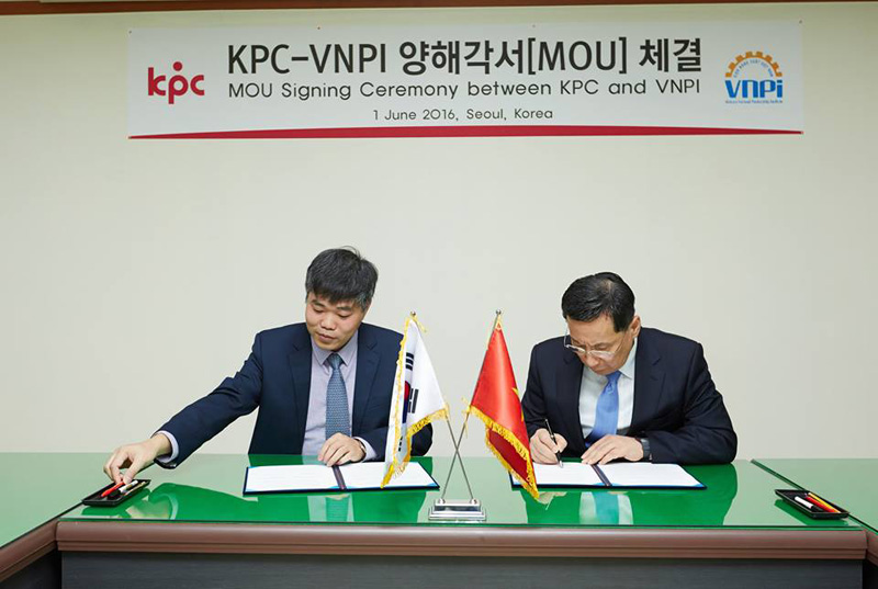 Viện trưởng Viện Năng suất Việt Nam và đại diện phía Hàn Quốc là ông Hong Soon Jick – Chủ tịch Cơ quan Năng suất Hàn Quốc