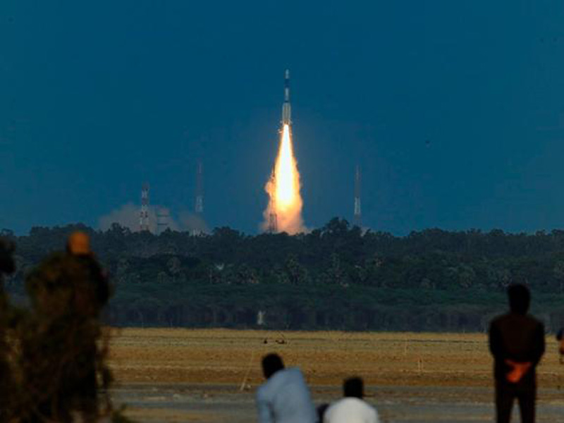 Tên lửa đẩy GSLV-F05 mang theo vệ tinh INSAT-3DR rời bệ phóng ở Sriharikota.