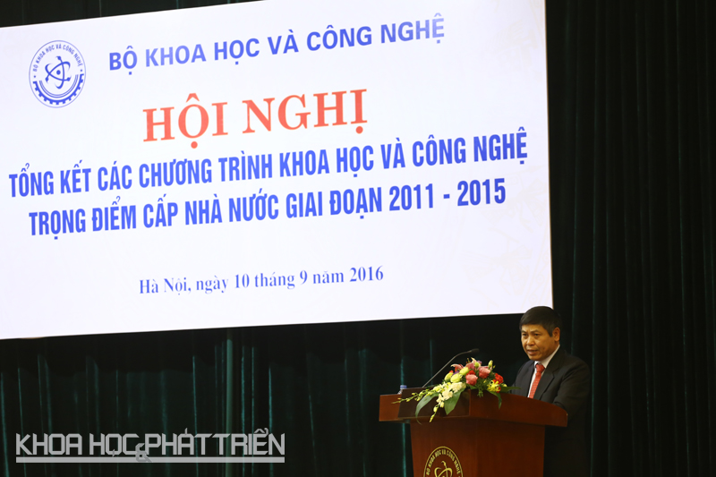 TS Nguyễn Thiện Thành báo cáo tổng kết chương trình. Ảnh: Loan Lê.
