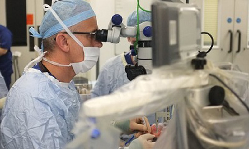 dùng robot phẫu thuật mắt cho bệnh nhân
