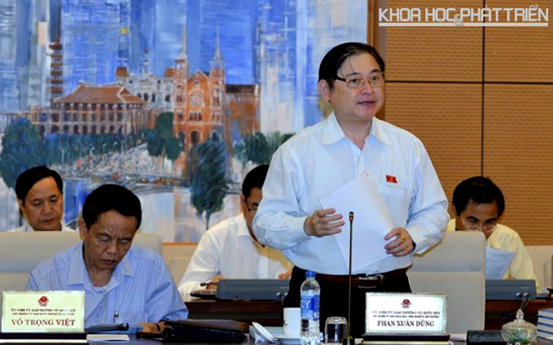 Ông Phan Xuân Dũng - Chủ nhiệm Ủy ban KHCN&MT của Quốc hội trình bào báo cáo thẩm tra dự án sửa đổi Luật Chuyển giao công nghệ 