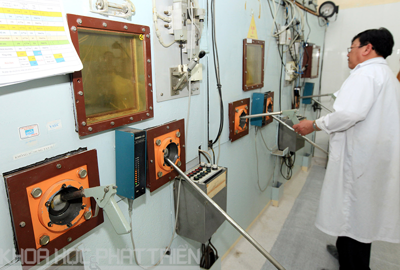 Sản xuất đồng vị phóng tại tại lò phản ứng hạt nhân Đà Lạt. Ảnh: Anh Tuấn.
