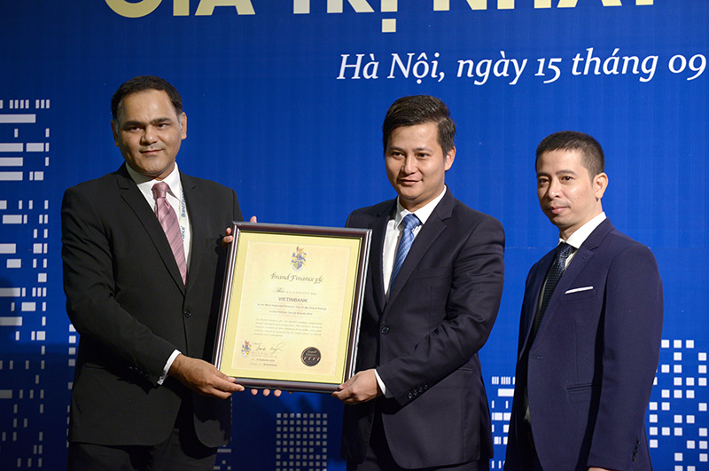 Phó Tổng Giám đốc Trần Công Quỳnh Lân (đứng giữa) đại diện VietinBank nhận Giải thưởng thương hiệu tăng trưởng mạnh nhất trong Top 10 (xét trên Chỉ số sức mạnh thương hiệu)