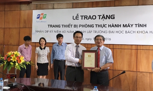 Tổng Giám đốc FPT ông Bùi Quang Ngọc và PGS.TS Hoàng Minh Sơn, Hiệu trưởng trường ĐH Bách Khoa Hà Nội tại buổi trao tặng.