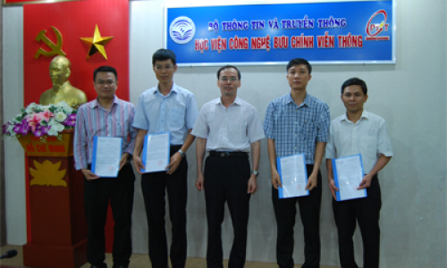 TS. Vũ Văn San, Giám đốc Học viện trao các quyết định giao nhiệm vụ trưởng phòng lab cho các cán bộ