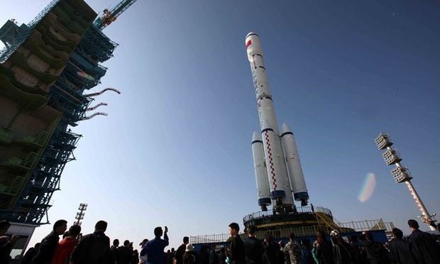 Tên lửa Long March 2-F cùng trạm không gian Tiangong-1 trước khi được phóng lên vũ trụ. Ảnh: STR.