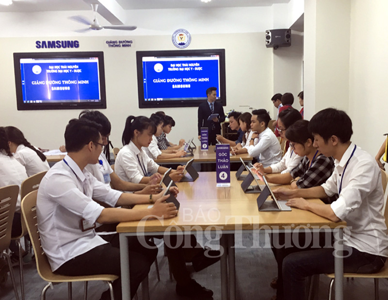 Sinh viên tham gia lớp học tại giảng đường thông minh