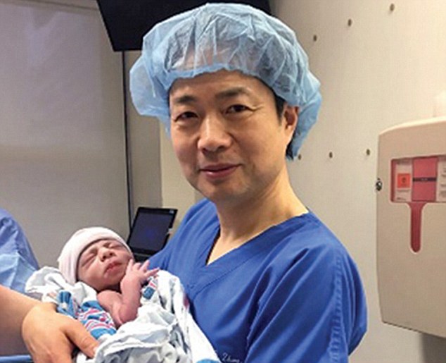 Bác sĩ John Zhang bên cạnh em bé sinh ra từ phương pháp "ba bố mẹ" tại Mexico.