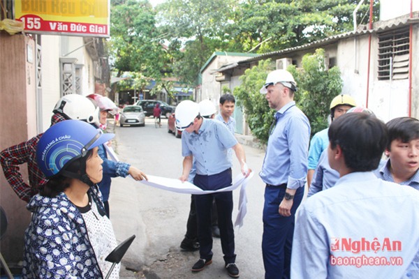 Chuyên gia nước ngoài và cán bộ, công nhân viên khảo sát tình hình cấp nước tại mô hình điểm ở phường Hưng Bình (TP. Vinh).