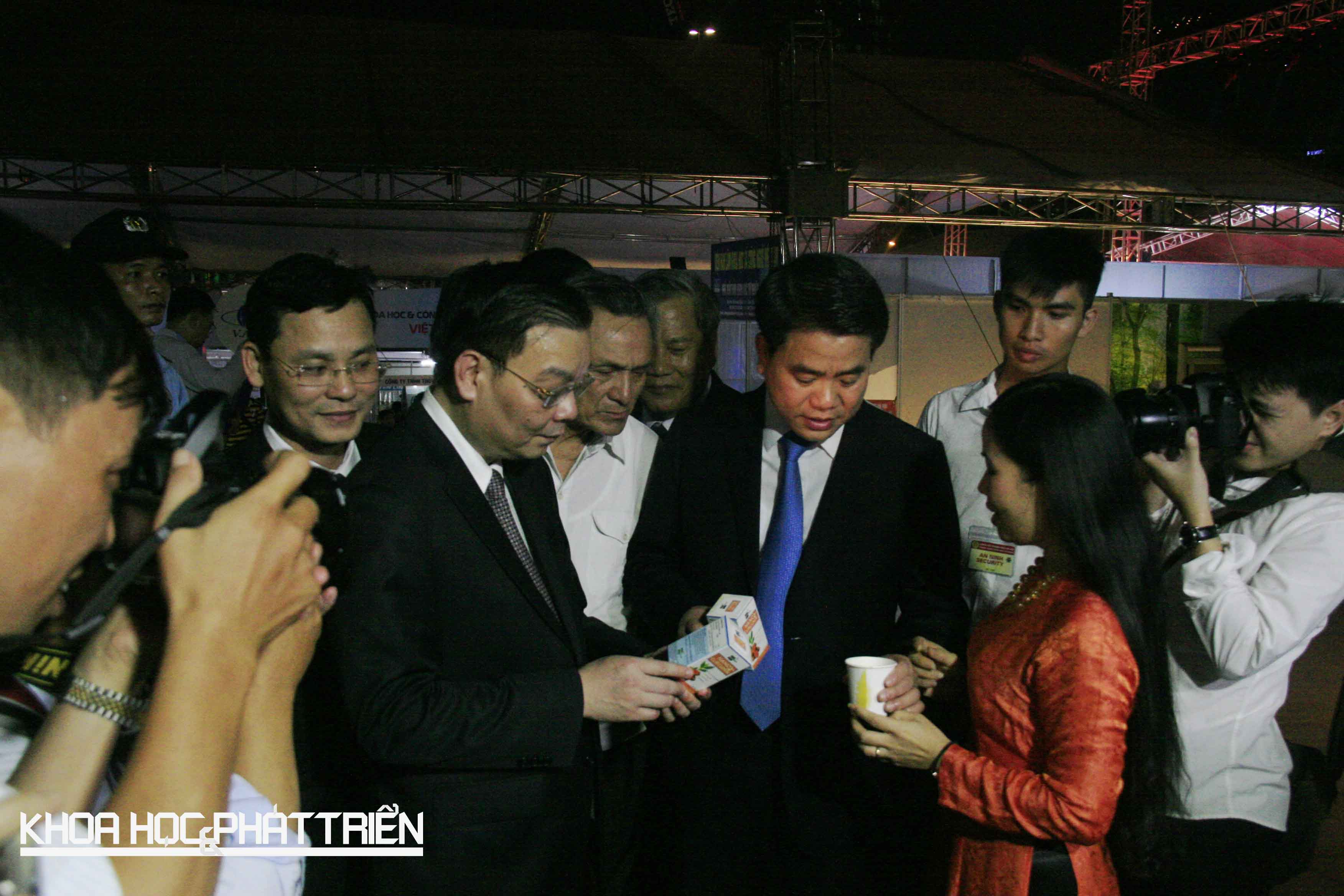 Bộ trưởng Chu Ngọc Anh và Chủ tịch Hà Nội Nguyễn Đức Chung tham quan giang hàng thực phẩm chức năng. Ảnh: Huy Ba
